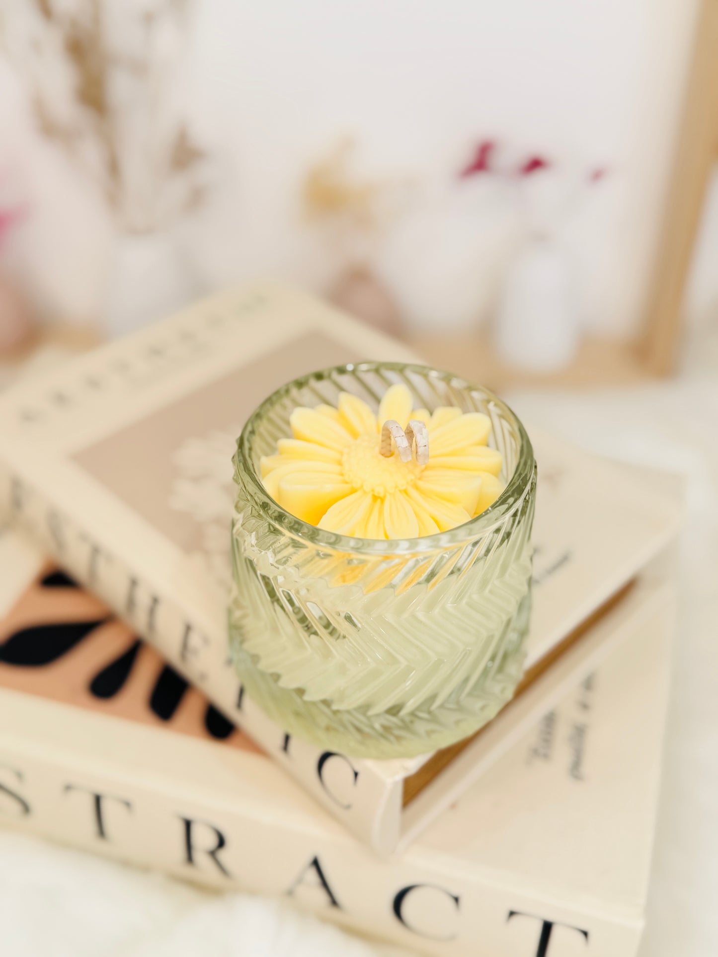 Amethyst & Floral Bouquet Daisy Candle